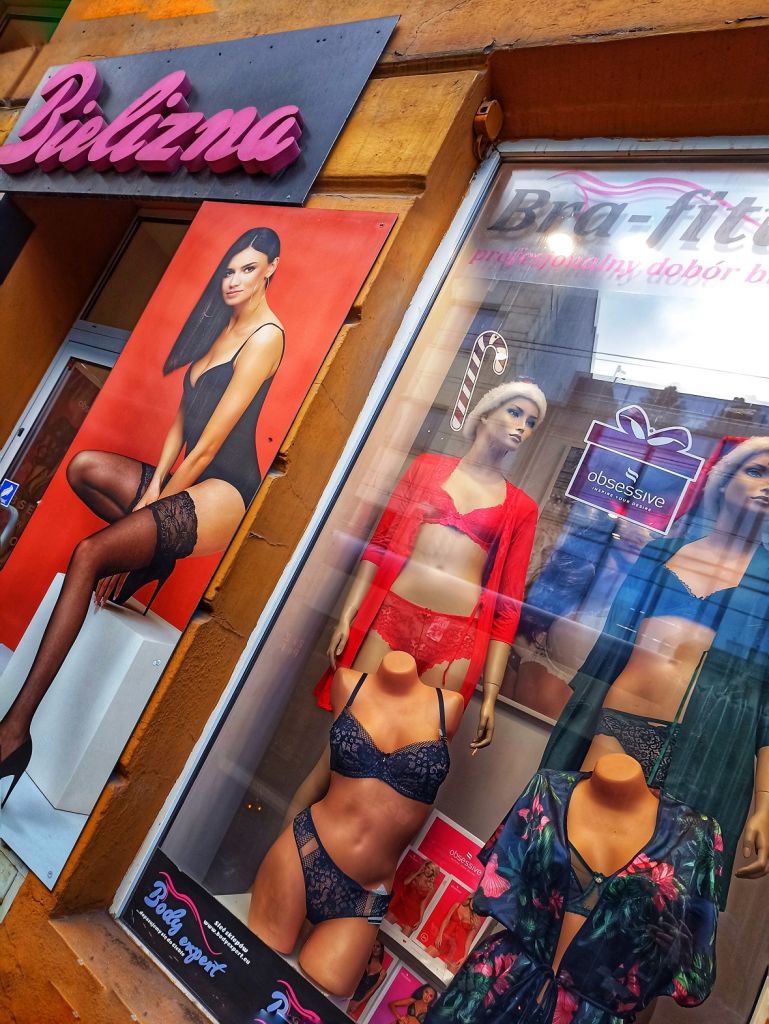 Na zdjęciu sklep Bielizna BodyExpert, który znajduje się w Krakowie, przy ulicy Kalwaryjskiej 40